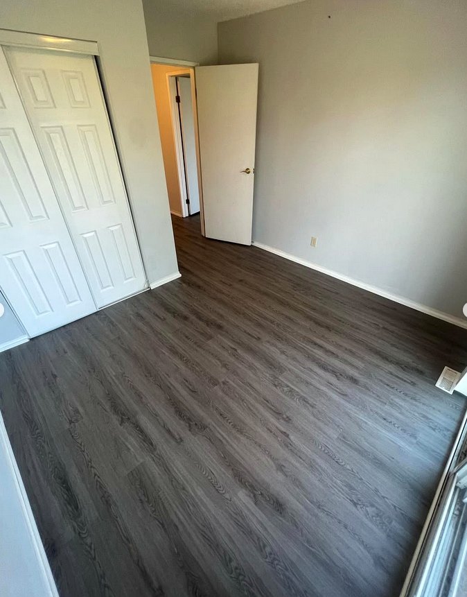 Bedroom · grey vinyl click