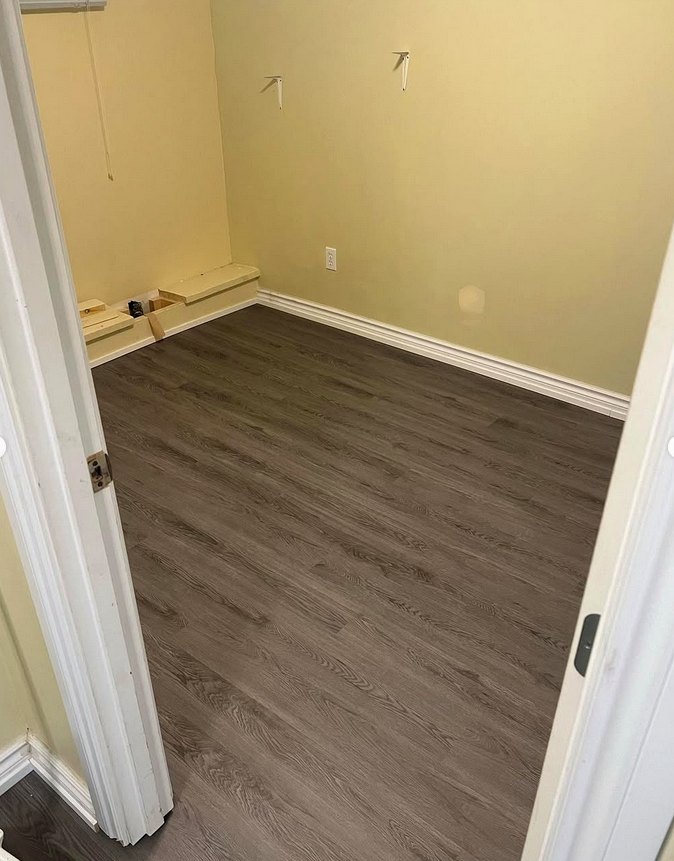 Closet · grey vinyl click