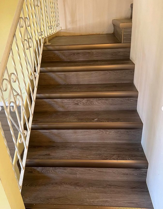 Vinyl click stairs · iron railing